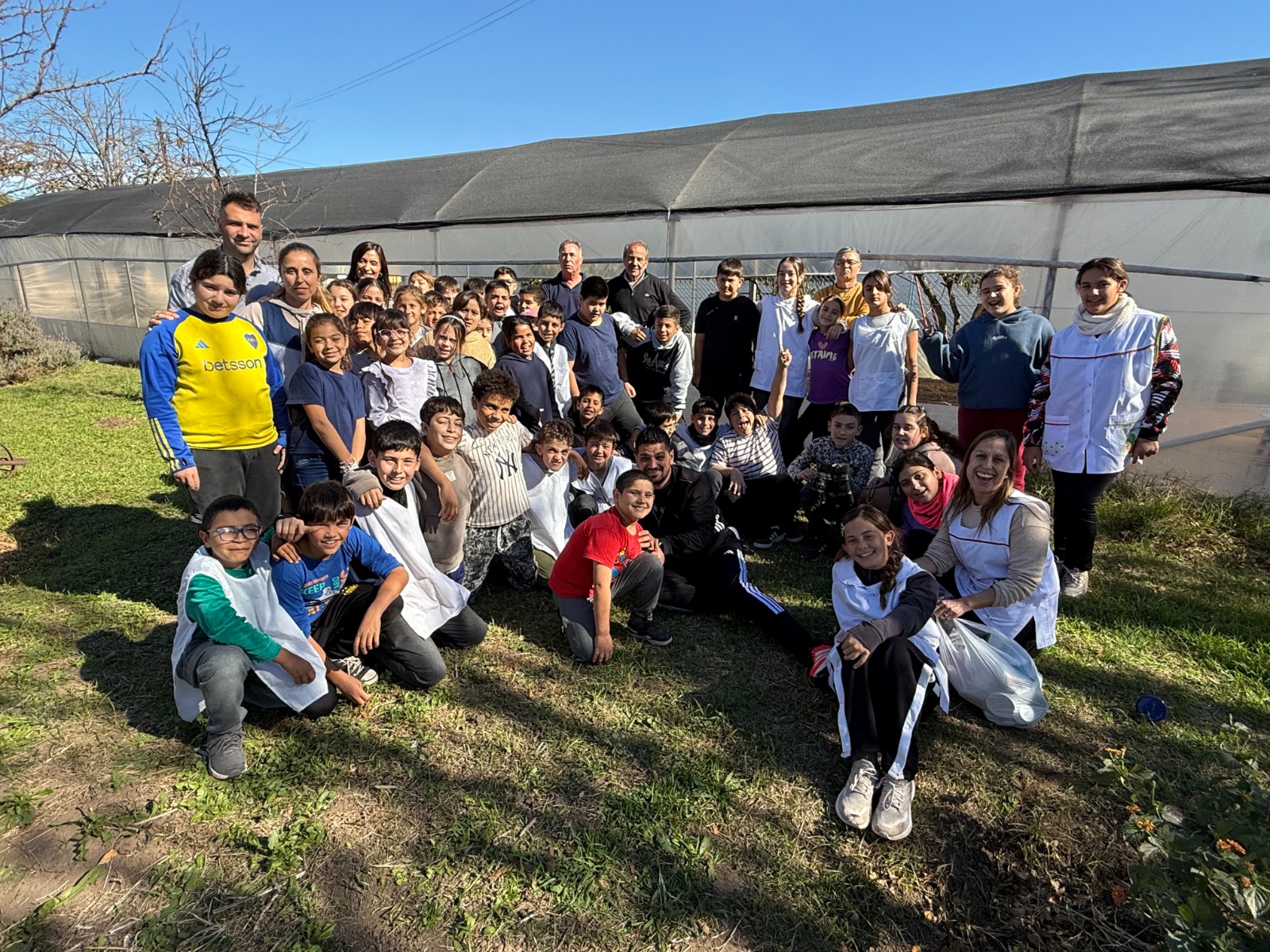 La Escuela N°20 de Larroudé consolida su proyecto de huerta con el apoyo del CERET y el municipio