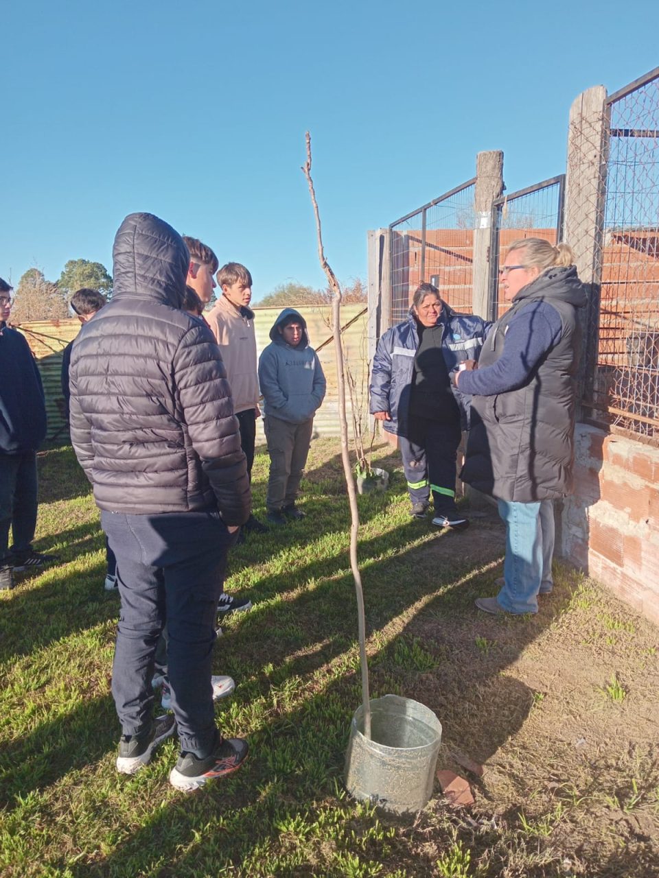 Estudiantes de Intendente Alvear visitaron el refugio canino para promover la tenencia responsable