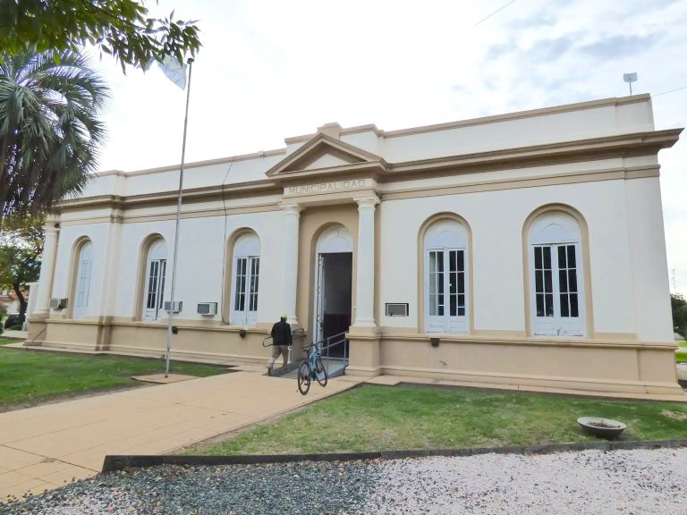 Intendente Alvear: el Municipio entrega indumentaria a su personal y traslada la Casa de la Cultura por riesgo edilicio