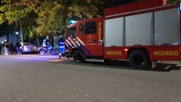 General Pico: bomberos rescataron a un niño que quedó encerrado accidentalmente en un auto