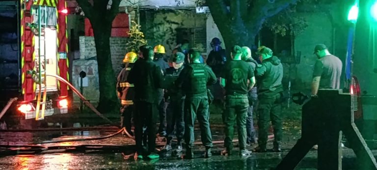 Dramático incendio en calle 109 con un hombre atrapado: “Trataron de sacarlo, pero el fuego era muy intenso y tuvieron que retroceder”, precisó el comisario Martínez