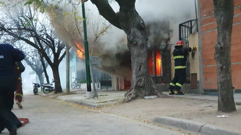 Incendio de vivienda: Los dos ocupantes de la casa se encuentran internados en terapia intensiva
