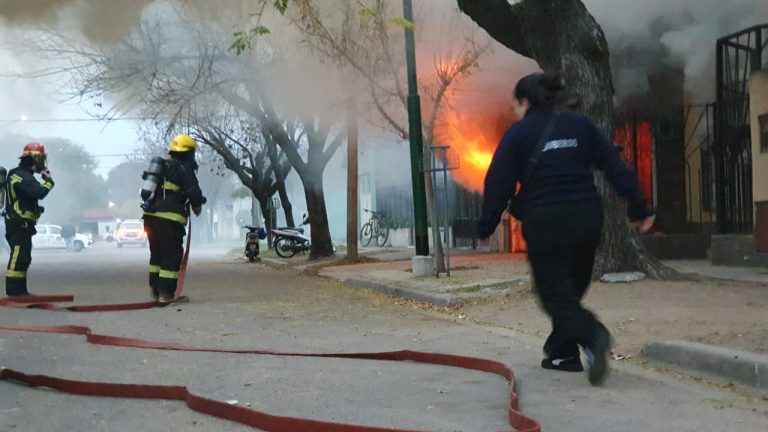 Nuevo parte médico: Trasladan al quirófano a las dos personas heridas en el incendio de la calle 7