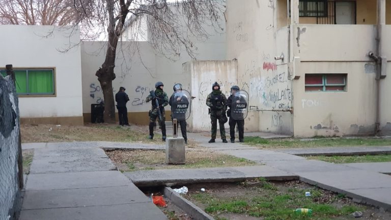Tensión en el barrio Malvinas: hallaron un explosivo junto a una escuela y atacaron a piedrazos a la policía