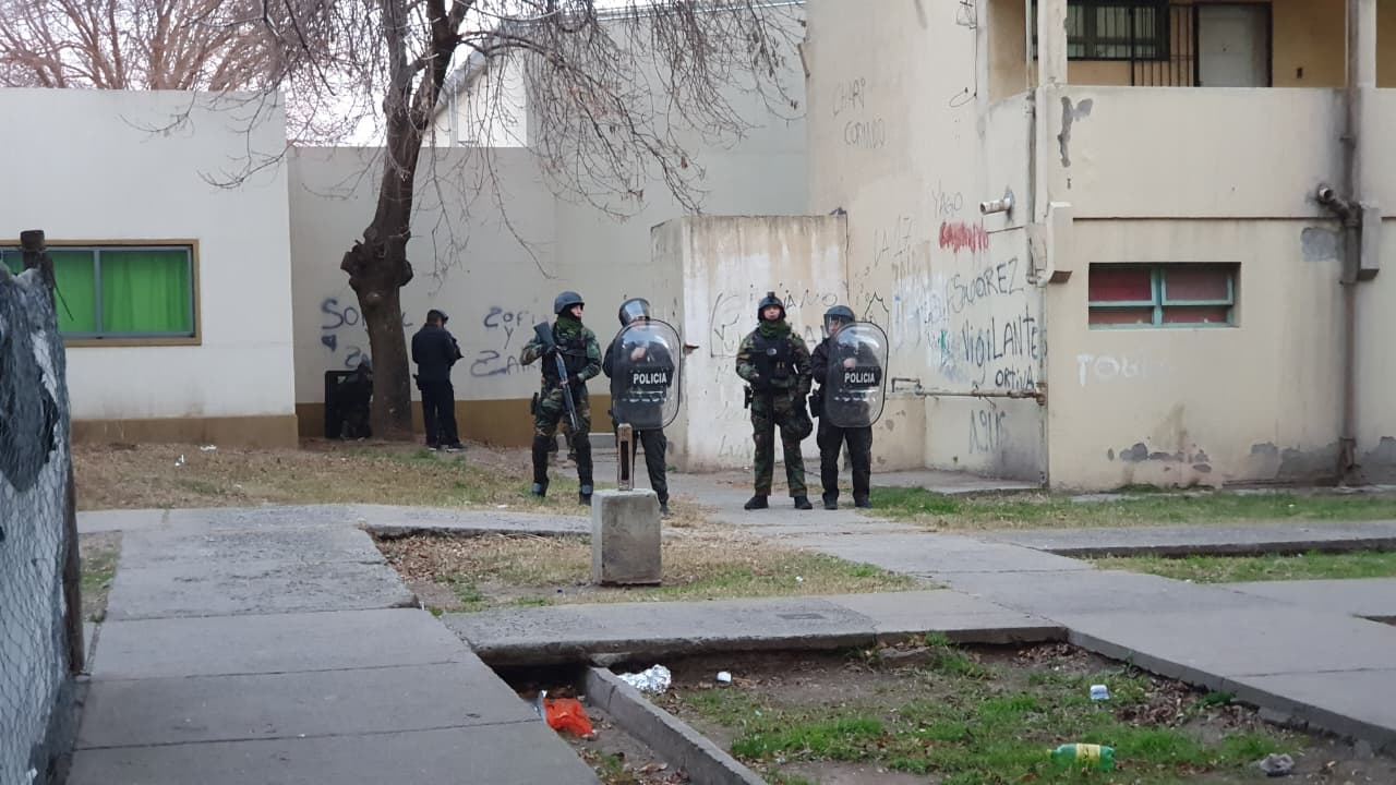 Tensión en el barrio Malvinas: hallaron un explosivo junto a una escuela y atacaron a piedrazos a la policía