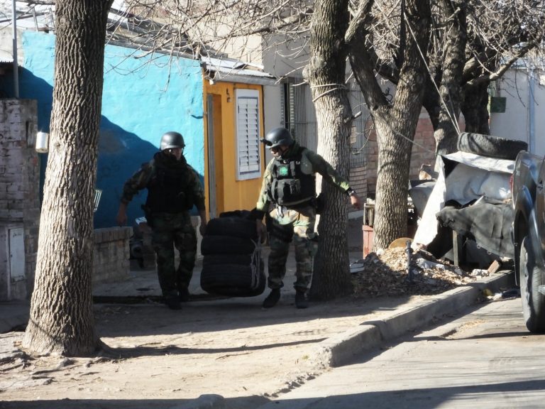 Encuentran un artefacto explosivo durante un allanamiento en General Pico y detienen a un hombre