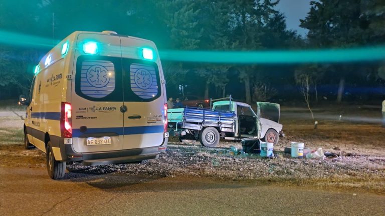 Una persona atrapada tras el vuelco de un Rastrojero en la Avenida Circunvalación