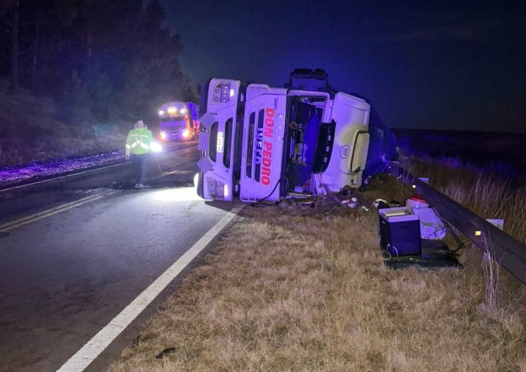 Un camión  volcó en la Ruta Nacional 35: el chofer fue hospitalizado