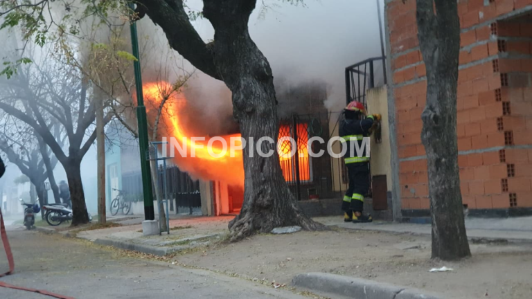 Grave incendio en una vivienda de calle 7 entre 36 y 38: el SEM trasladó a dos personas heridas