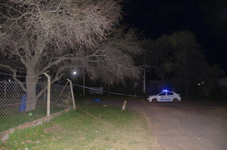Violento asalto en Santa Rosa: un delincuente muerto, un policía apuñalado y un cómplice detenido