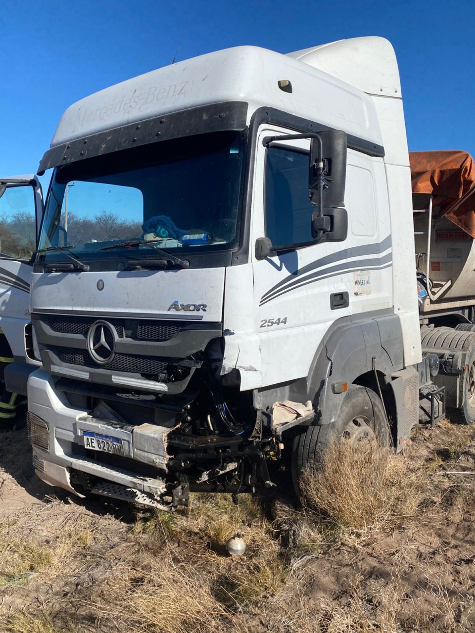 Fuerte choque entre un camión y un auto en la Ruta Nacional 152 dejó tres heridos