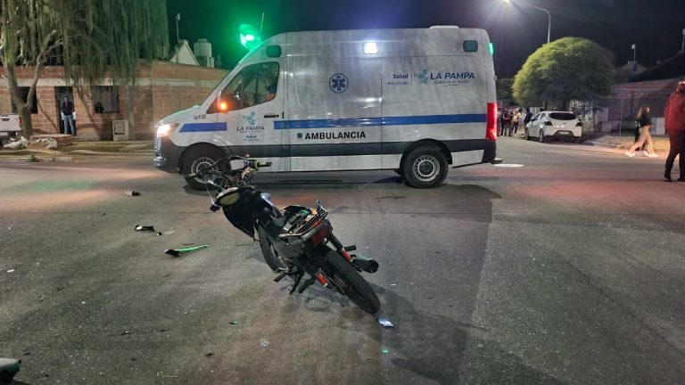 Un menor debió ser hospitalizado tras un fuerte choque entre una moto y un auto