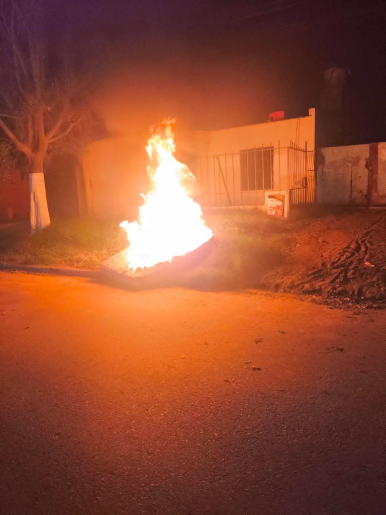 Acto de vandalismo en calles 1 y 46: incendiaron un colchón y movilizaron a bomberos y policías