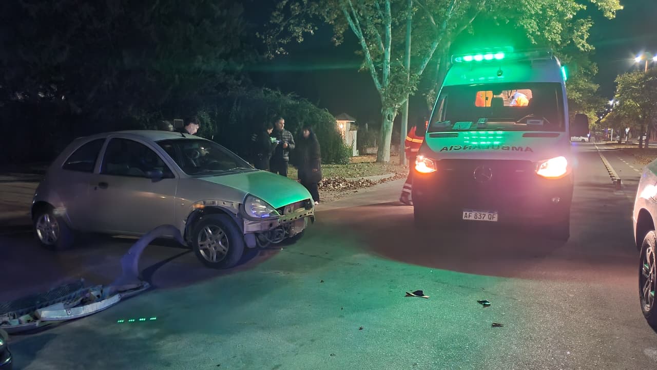 Dos jóvenes a bordo de una moto chocaron contra un auto en Avenida y 117