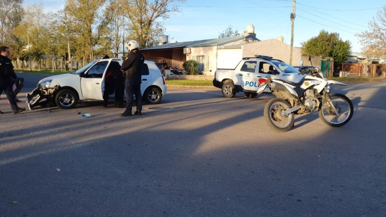 Un motociclista chocó contra un auto en calle 4 y 35, huyó del lugar y abandonó a su acompañante