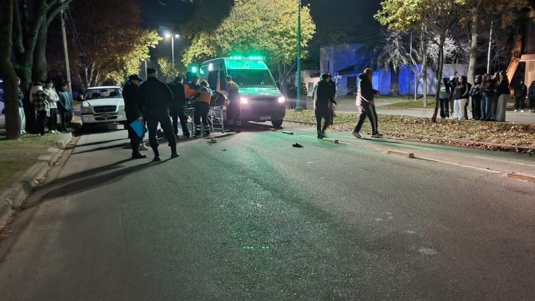 Accidente de moto en la madrugada: una joven continúa internada en el hospital Centeno