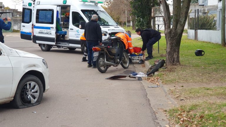 Fuerte choque en la calle 37: un motociclista terminó hospitalizado con una posible fractura tras impactar contra un auto