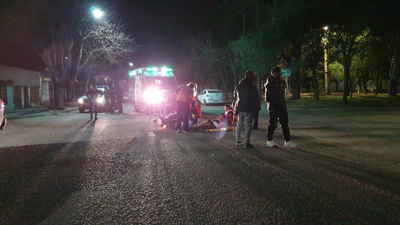 Fuerte choque en calle 4 y 115 dejó a un joven motociclista con fractura expuesta