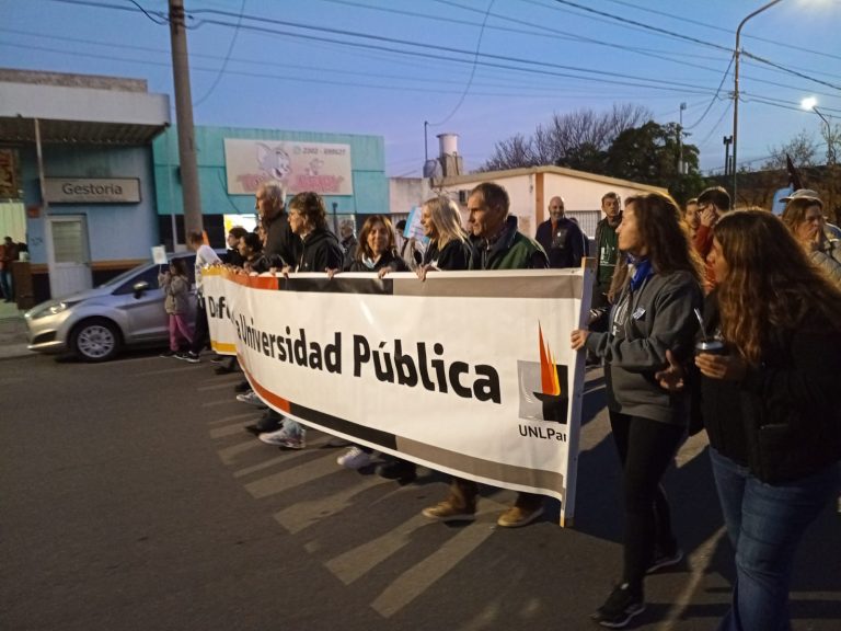 La comunidad universitaria marcha en General Pico y Santa Rosa en defensa de la educación pública