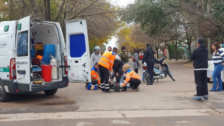 Fuerte choque en calles 56 y 13: un motociclista fue hospitalizado con una fractura expuesta