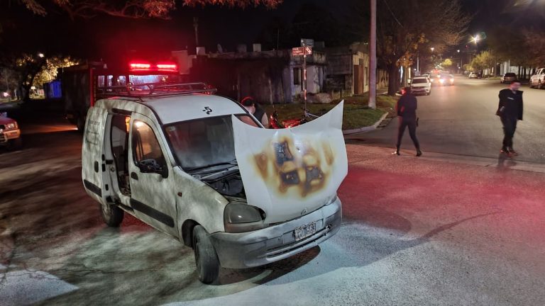 Susto para un conductor: un principio de incendio en una utilitaria fue sofocado por vecinos