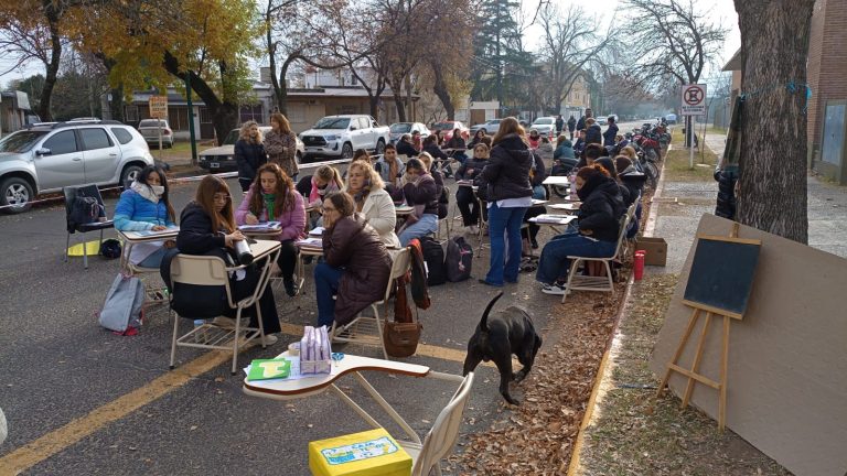 Estudiantes y docentes sacan las aulas a la calle en General Pico en defensa de la universidad pública