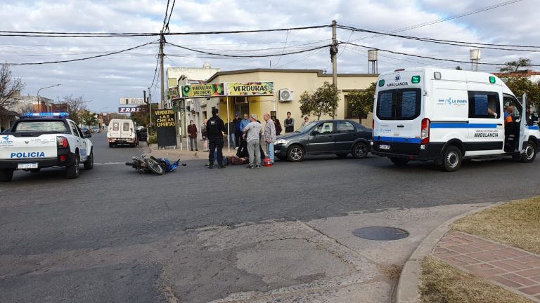 Motociclista de 62 años hospitalizado tras un fuerte choque en calles 24 y 25