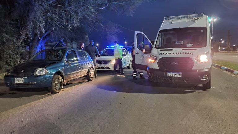 Un automóvil volcó en la rotonda Perón: el conductor fue asistido en el lugar y no requirió traslado