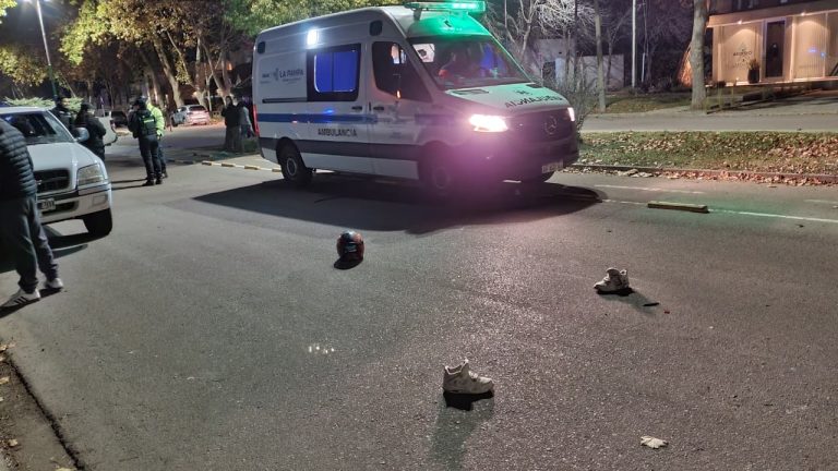 Fuerte choque en la madrugada: dos menores heridos tras impactar en moto contra una camioneta estacionada