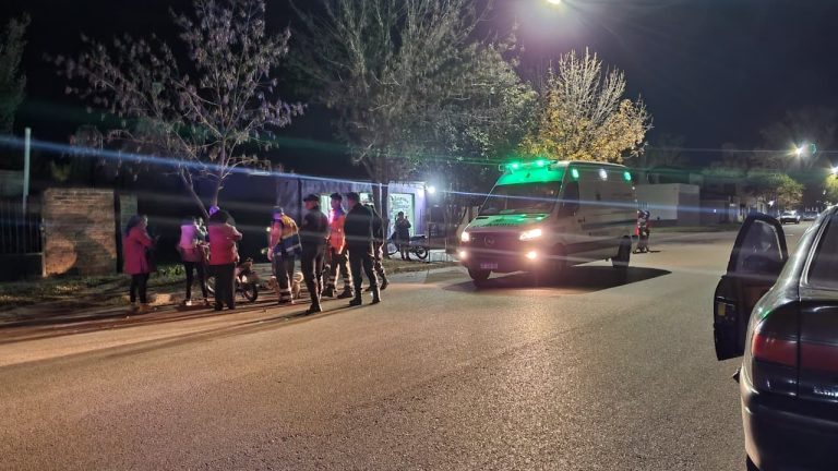 Choque entre dos motos en calle 403: una mujer viajaba con tres menores y afortunadamente resultaron ilesos