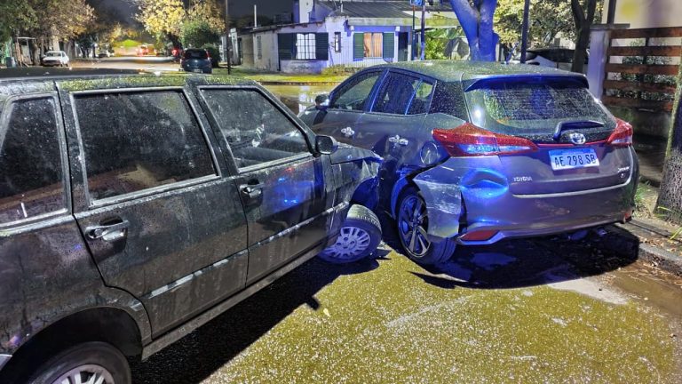 Choque en General Pico: un auto impactó contra un vehículo estacionado en la intersección de calles 115 y 4
