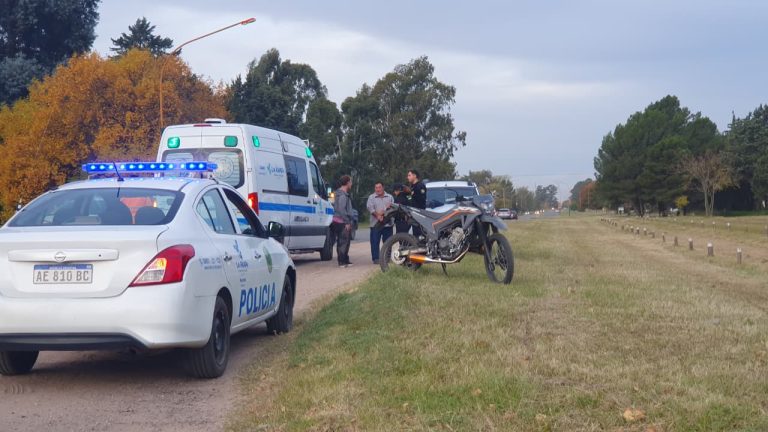 Un joven motociclista sufrió una caída sobre el ripio en la intersección de calles 129 y 18