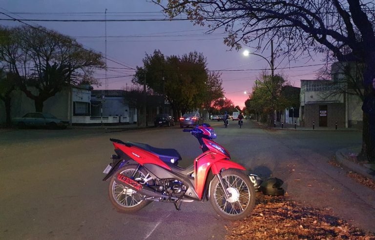 Una mujer fue hospitalizada tras caer de su motocicleta en calles 23 y 16