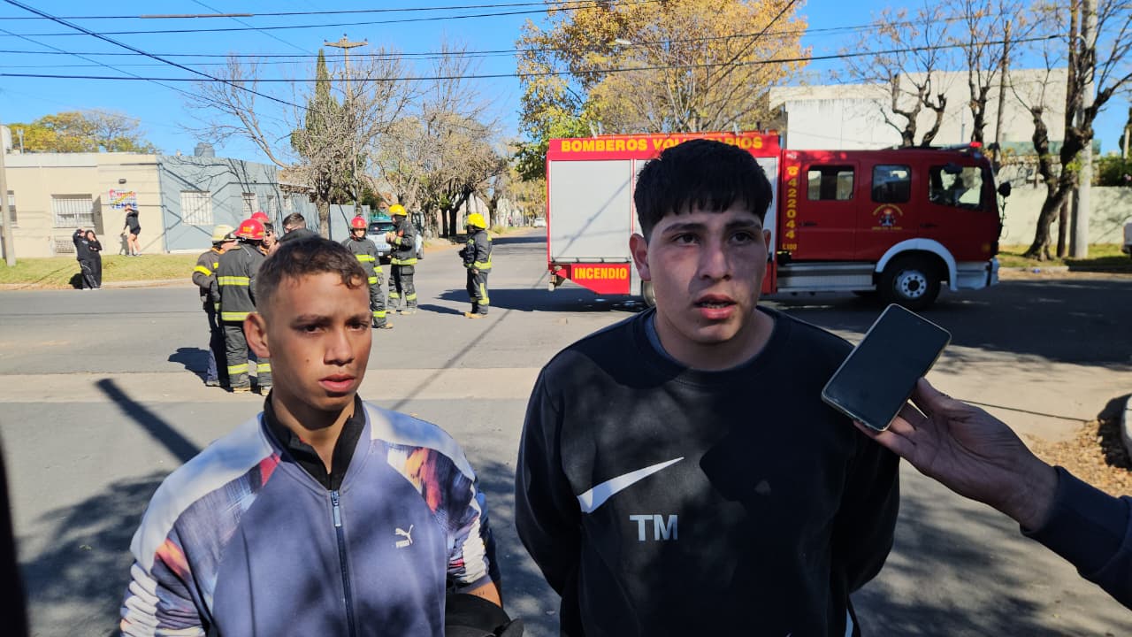 Acto heroico en General Pico: dos jóvenes rescataron a un niño atrapado en un incendio