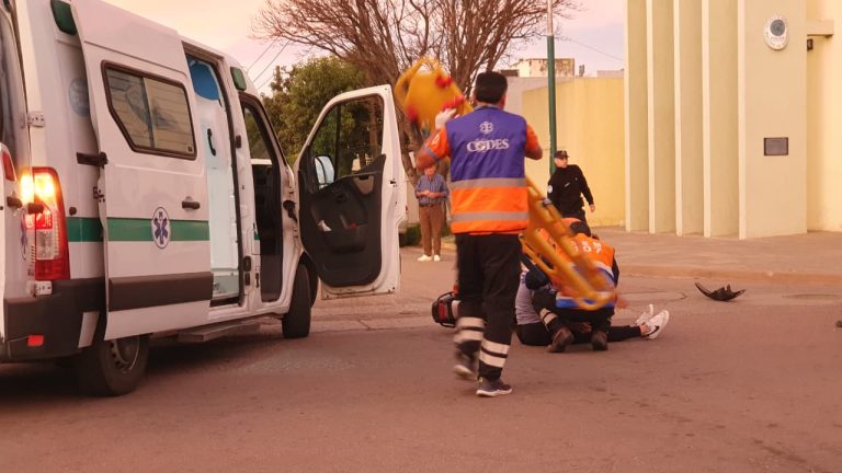 Una motociclista resultó herida tras chocar contra una camioneta frente a la Comisaría Segunda