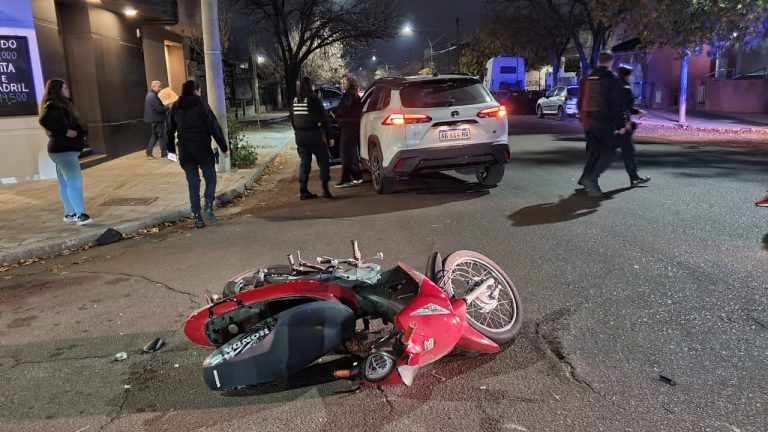 Choque entre una camioneta y una moto en la esquina de 10 y 11: la conductora fue asistida en el lugar