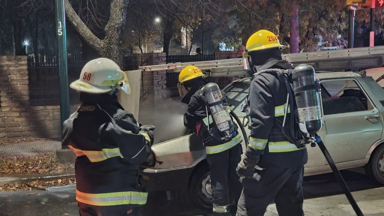 Principio de incendio en un Renault 12: el fuego fue sofocado por vecinos en calles 9 y 24