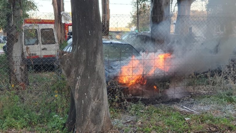 Incendio intencional de un vehículo en el playón judicial: un demorado tras el operativo policial