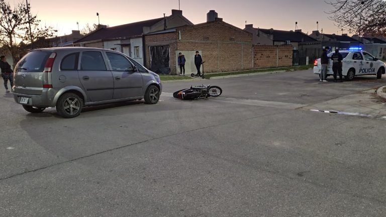 Choque entre un auto y una moto en General Pico terminó sin heridos