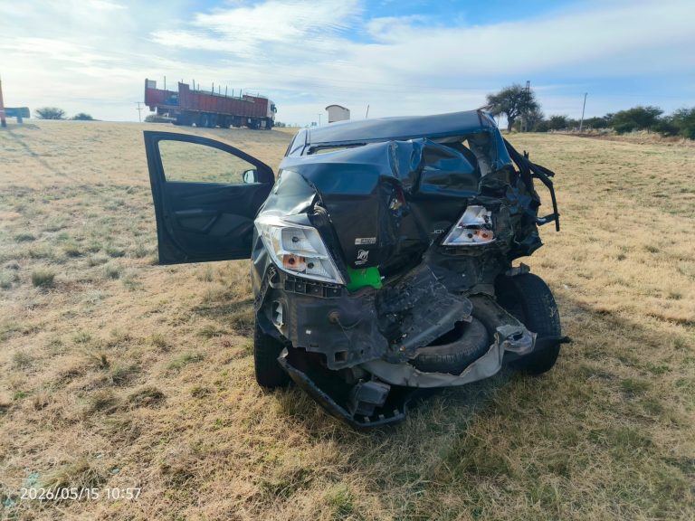 Fuerte choque entre un camión y un automóvil en el acceso a Victorica