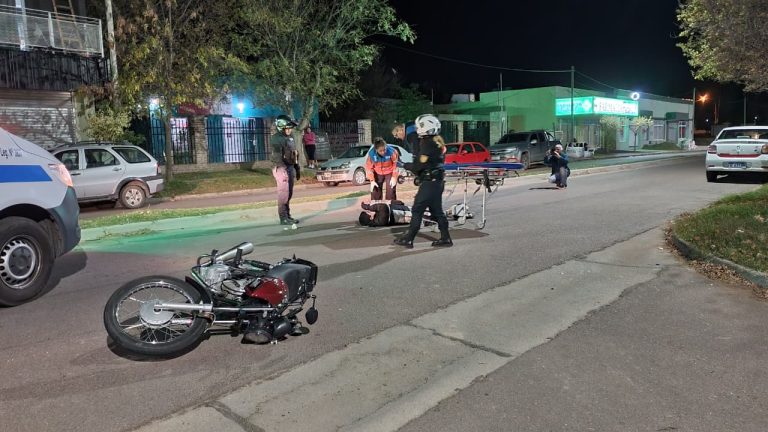 Un joven motociclista chocó contra un perro, perdió el conocimiento y luego se negó a ser hospitalizado