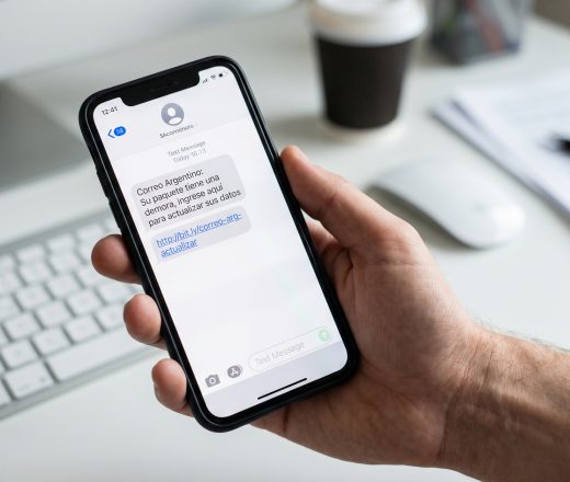 Advierten sobre nueva ola de estafas digitales a través de SMS y páginas falsas (Imagen ilustrativa IA - infopico.com)