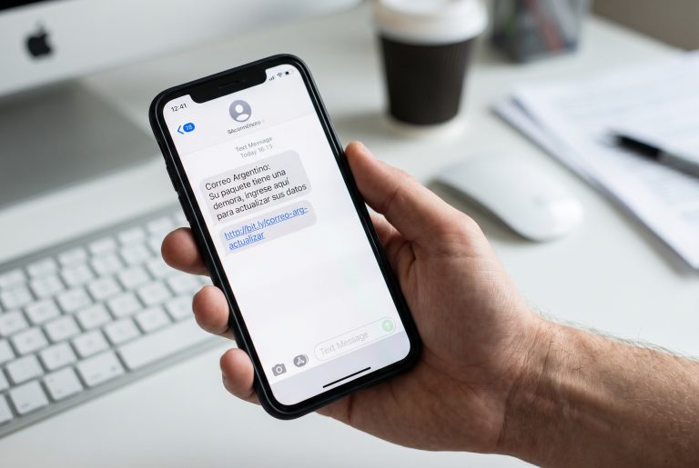 Advierten sobre nueva ola de estafas digitales a través de SMS y páginas falsas