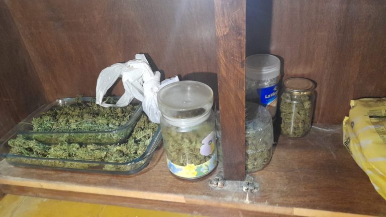Golpe al narcotráfico en Guatraché: dos detenidos tras allanamientos con secuestro de drogas, dinero y un arma