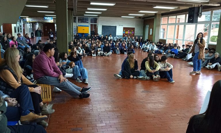 Jóvenes escritores presentaron en General Pico la antología “Nacidos del Caos”