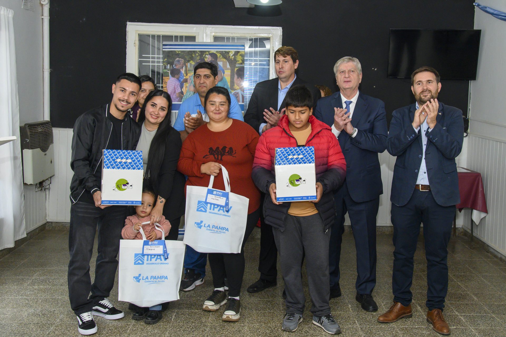 Ziliotto entregó viviendas en Metileo y comprometió fondos provinciales para finalizar el Polideportivo