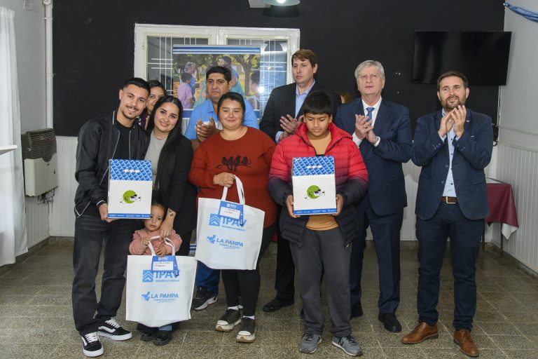 Ziliotto entregó viviendas en Metileo y comprometió fondos provinciales para finalizar el Polideportivo