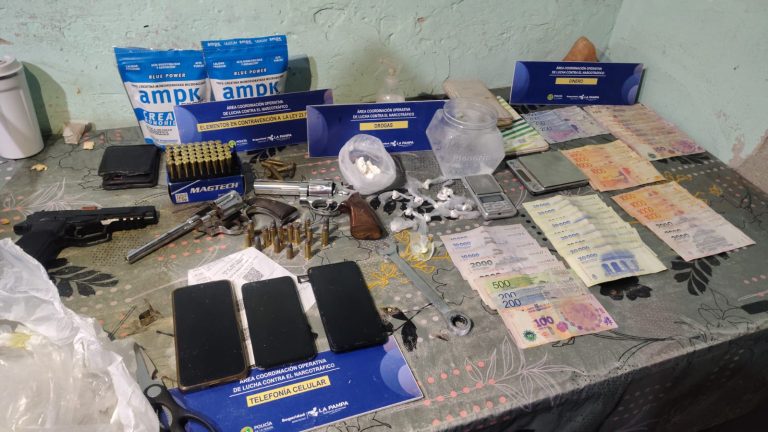 Desbaratan un punto de venta de drogas en Catriló: secuestraron cocaína, armas y más de 250 mil pesos