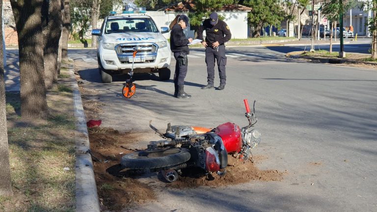 Fuerte accidente en General Pico: un motociclista chocó contra una planta