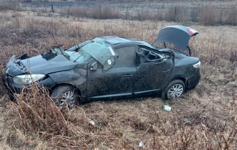 Despiste y vuelco en la Ruta Provincial 1: una mujer perdió el control de su auto por agua en la calzada